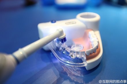 ,Oral-BSmartSeries7000智能牙刷：将牙齿的健康状况同步到手机上