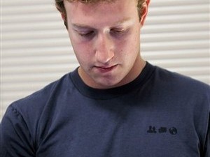 ,Facebook,投资人,Google,在世界的舞台上，马克•扎克伯格依然保持着冷静