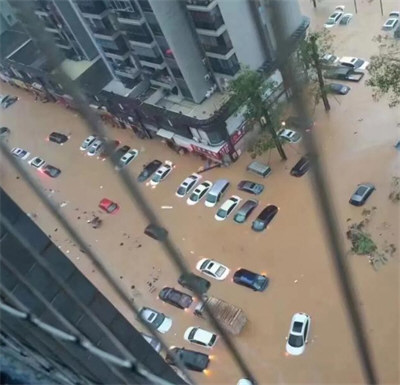 福州特大暴雨：街道成河多车泡水