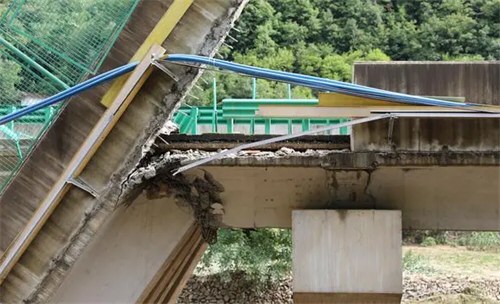 陕西桥梁垮塌已致12死31失联 陕西桥梁垮塌事故初判25车坠河