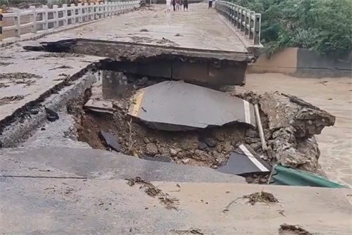 甘肃现1961年以来最强区域性暴雨 甘肃暴雨致河水暴涨冲垮桥梁