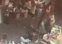 郑州一烧烤店女老板被6名男子围殴 6名男子殴打烧烤店女老板